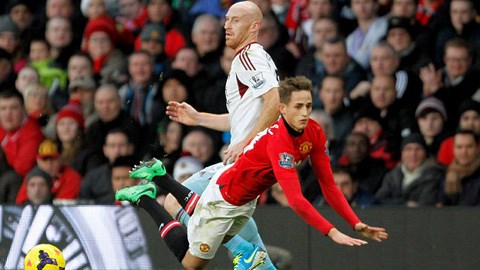 Tình huống Januzaj va chạm hụt với Collins