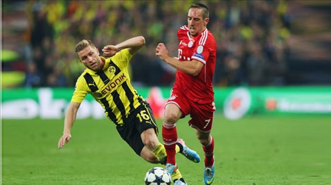 Dortmund và phần còn lại đang bất lực trong nhiệm vụ đuổi theo Bayern (phải)