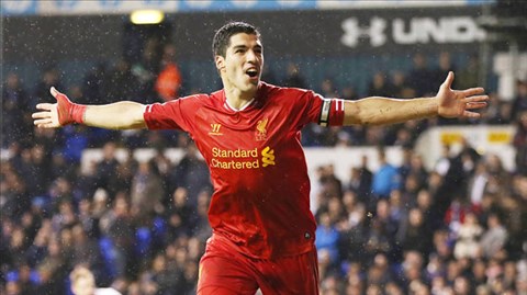 Luis Suarez đã ghi 10 bàn trong 1 tháng qua để đưa Liverpool lên tạm chiếm ngôi đầu