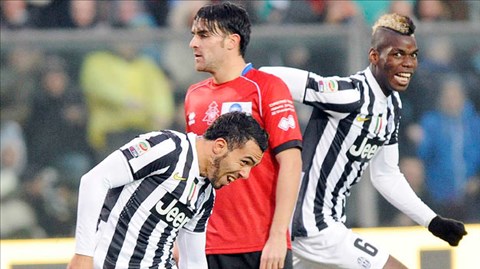 Thắng 4-1 trên sân Atalanta (áo đỏ), Juve vững vàng tại ngôi đầu với 46 điểm