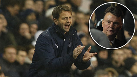 Van Gaal (ảnh nhỏ) sẽ thay Sherwood sau VCK World Cup?