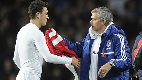 Mesut Oezil (trái) từng là học trò của Mourinho ở Real