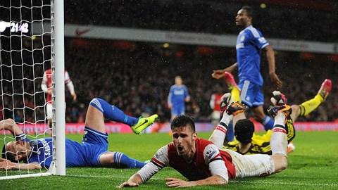 Vẻ tiếc nuối hiện rõ trên khuôn mặt Giroud