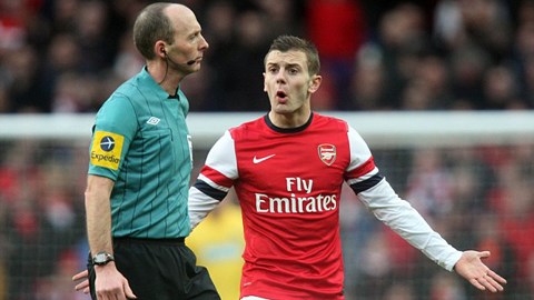Trọng tài Mike Dean và Wilshere