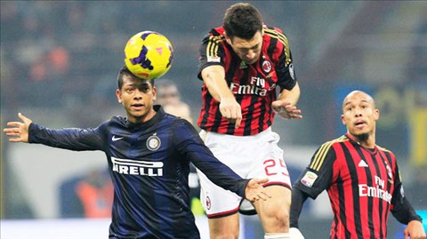 Guarin (trái) là cầu thủ chơi hay nhất trong trận derby Milan