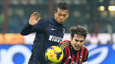 Kaka (trước) và đồng đội lại gục ngã trong trận derby với Inter