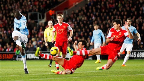 Man City (áo xanh) đang có mùa giải bùng nổ với 51 bàn thắng chỉ sau 17 vòng đấu