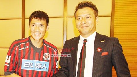 Việc mượn Công Vinh (trái) đã đem lại nhiều lợi ích cho CLB Consadole Sapporro - Ảnh: Đức Cường