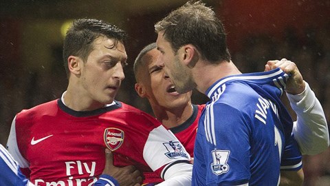 Mesut Oezil (Arsenal) và Ivanovic (Chelsea)