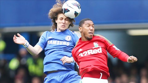 Swansea (phải) khó có điểm rời Stamford Bridge khi lực lượng bị sứt mẻ