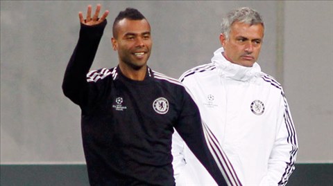 Lịch thi đấu dày đặc buộc HLV Mourinho phải sử dụng Ashley Cole