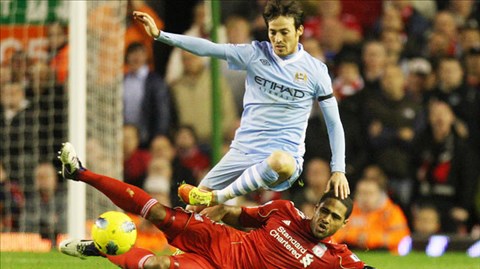 Với điểm tựa sân nhà, Silva (trên) và Man City đủ sức “làm gỏi” Liverpool