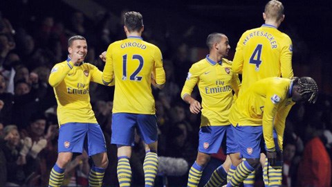 Lukas Podolski (trái) ghi bàn ấn định chiến thắng cho Arsenal