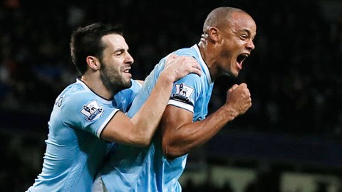 Kompany (bên phải) đã ghi được 2 bàn tại Premier League 2013/14