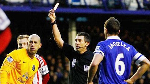 Thủ môn Howard dính thẻ đó, Everton thua trận