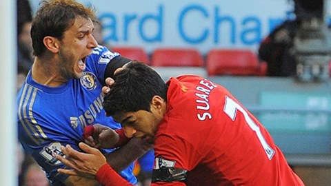 Suarez đã cắn tay Ivanovic
