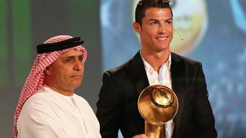 Ronaldo nhận giải thưởng Cầu thủ xuất sắc nhất thế giới 2013 của Globe Soccer