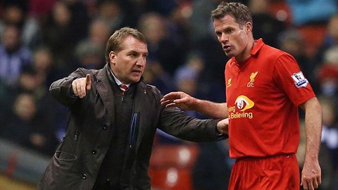 Carragher (phải) đã tỏ ra tiếc nuối về quyết định giải nghệ khi chứng kiến Liverpool thi đấu thăng hoa ở mùa giải năm nay