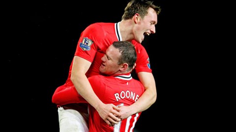 Rooney và Jones đang chơi rất xuất sắc để kéo đoàn tàu Man United tiến lên