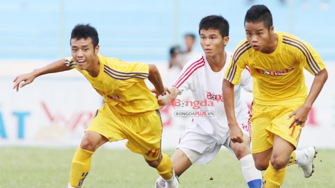 Cầu thủ trẻ Xuân Thắng (bìa phải) đã được SLNA đặt niềm tin - Ảnh: Đức Cường