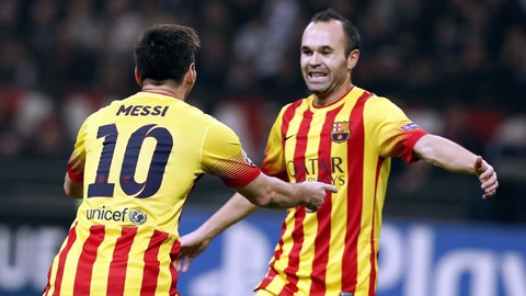 Iniesta (phải) lên tiếng ủng hộ Messi