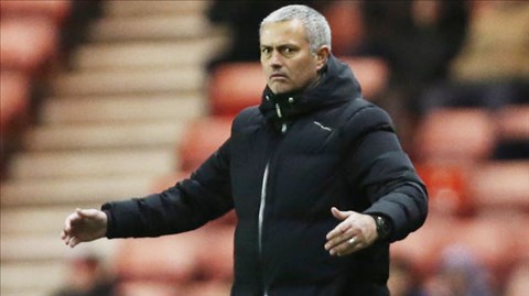 Lối chơi mất cân bằng của Chelsea đang khiến HLV Mourinho phần nào cảm thấy không hài lòng
