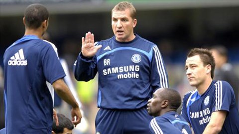 Brendan Rodgers (giữa) đang rất thành công ở Liverpool