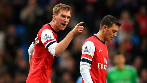 Mertesacker đã to tiếng với Oezil trong trận Arsenal thua Man City 3-6 tại Eithad