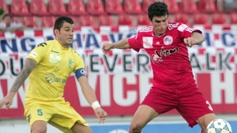 Gilberto (áo đỏ) lúc còn khoác áo thi đấu của V.Hải Phòng hồi mùa giải 2013.