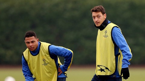 Arsenal mất Oezil (phải) 3 trận