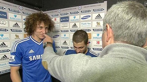 HLV Mourinho cắt ngang cuộc trả lời phỏng vấn của David Luiz