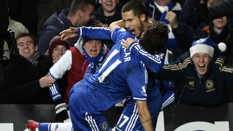 Eden Hazard (phải) đã có trận đấu hay trước Liverpool