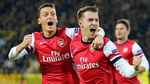 Tân binh Oezil (trái) góp công lớn giúp Arsenal vô địch lượt đi