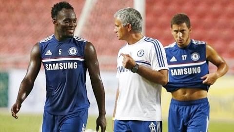 Tiền vệ Essien (trái) không còn phù hợp với chiến thuật của HLV Mourinho