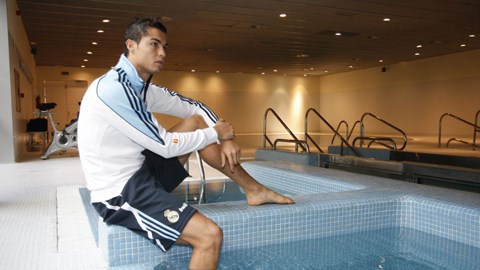 Ronaldo rất thích bơi lội