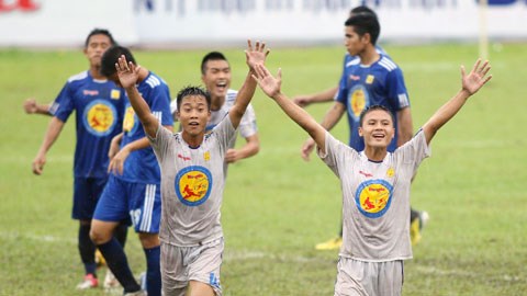 Tiền vệ trẻ Nguyễn Quang Hải (bìa phải) của HN.T&T sẽ có dịp thi thố tài năng ở sân chơi V-League - Ảnh: Đức Cường