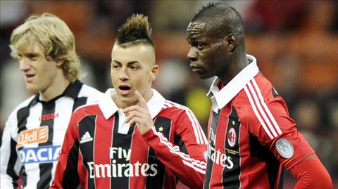 Balotelli (phải) đang không hạnh phúc ở Milan và muốn trở lại Premier League