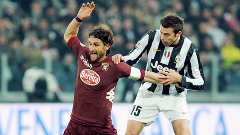 Dù đang chơi xuất sắc nhưng Torino vẫn chưa là gì nếu so với người hàng xóm Juve (phải)