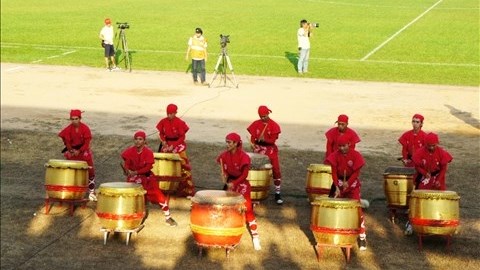 Dàn trống trận tưng bừng mở màn cho trận Đồng Nai - Than Quảng Ninh trên sân Đồng Nai. Ảnh: Đỗ Tuấn
