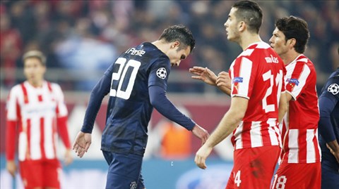 Một trận thua cả về tỉ số lẫn tinh thần của Van Persie và đồng đội
