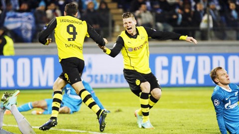 Piszczek chia vui cùng Lewandowski sau khi anh này ghi bàn ấn định chiến thắng 4-2 cho Dortmund