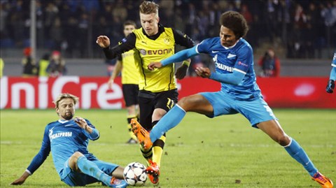 Reus (giữa) tả xung hữu đột trong vòng vây các cầu thủ Zenit