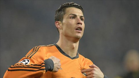 Ronaldo lập cú đúp kiến tạo đều bằng gót