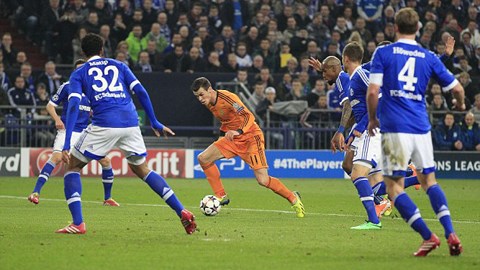 Gareth Bale (giữa) trở thành