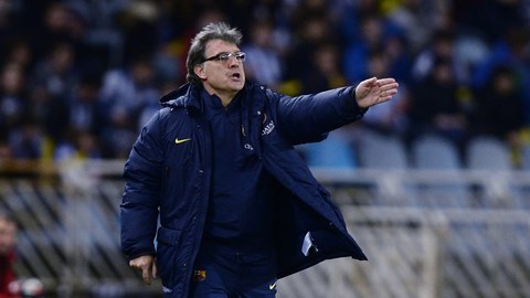 HLV Gerardo Martino đã bị trọng tài đuổi lên khán đài ở trận đấu với Real Sociadad