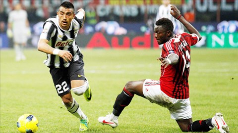 Việc cả Vidal (trái) và Muntari phải vắng mặt quả thực rất đáng tiếc cho đại chiến Milan-Juve