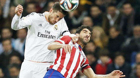 Real (áo trắng) chính là đội đã đẩy Atletico vào khủng hoảng thời gian qua