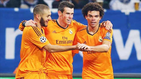 Cả Bale (giữa), Benzema (bìa trái) và Ronaldo (ảnh dưới) đều lập công trước Schalke