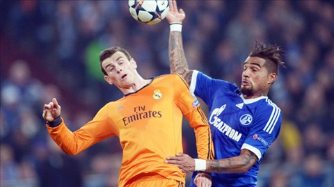 Dù rất nỗ lực nhưng Schalke (phải) vẫn không thể che lấp nổi những điểm yếu trước Real Madrid
