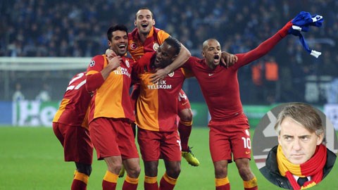 Nhờ giải phóng Sneijder, HLV Mancini (ảnh nhỏ) đã giúp Galatasaray cải thiện thế trận